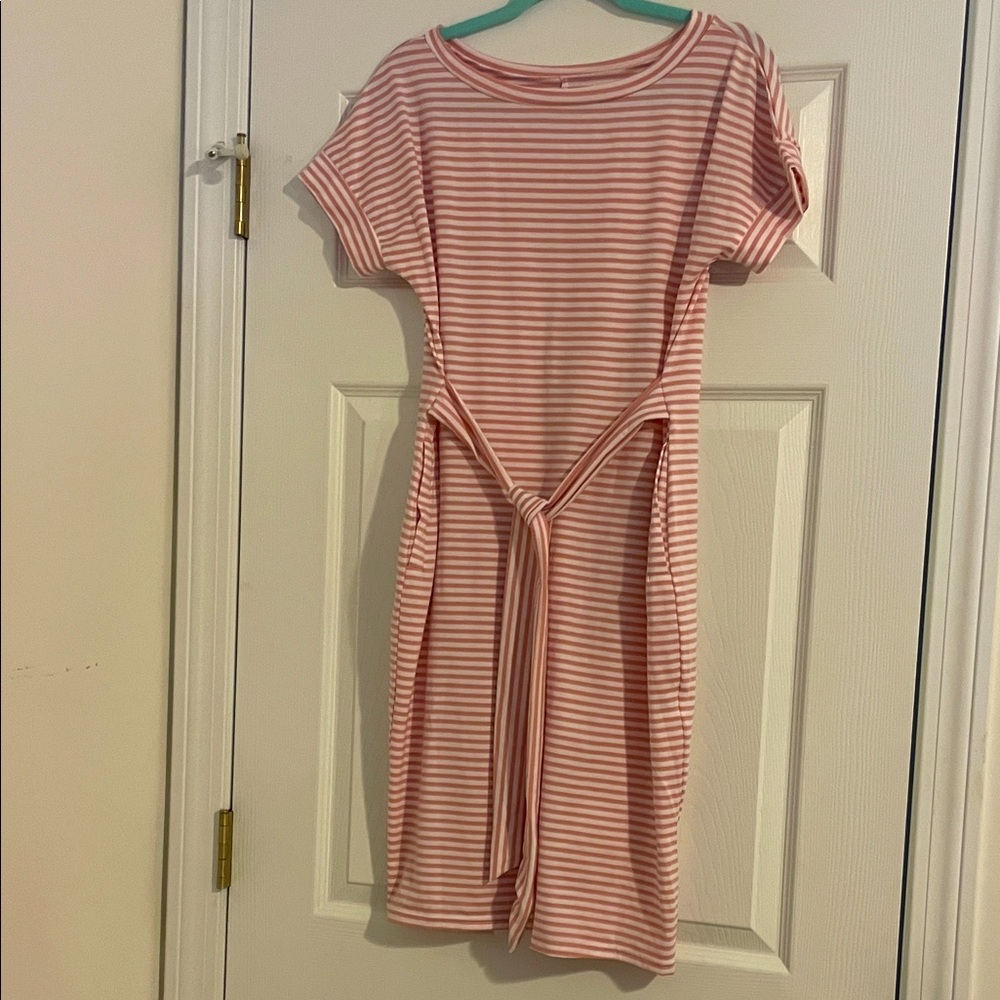 Pink and white striped cute short-sleeved dress! Inside pockets  and belt. SZ L.